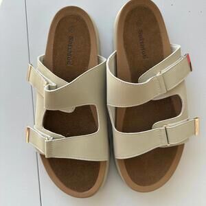 EUC SoftMoc Beige Women's Adjustable Strap Gold Hardwear Sandals - Size 10